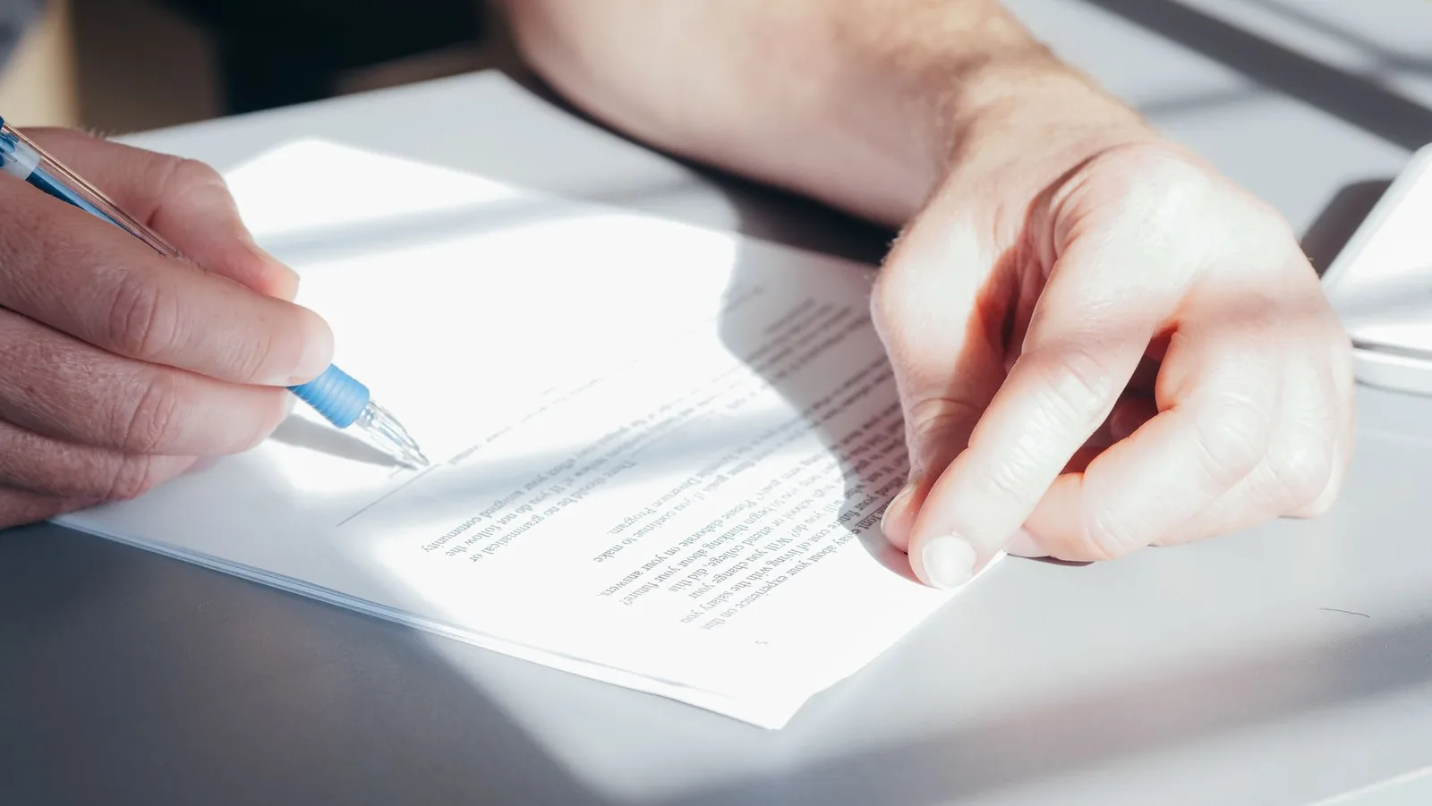 Signature d'un dossier d'ouverture de compte bancaire au guichet