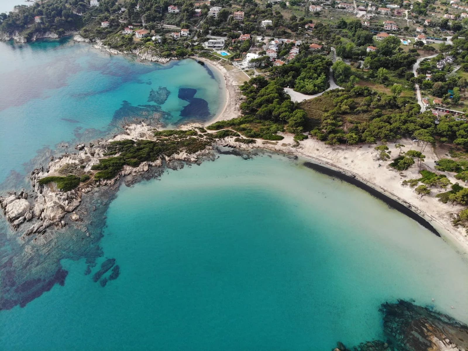 Baie de Vourvourou en Sithonia, Chalcidique, avec ses villas au milieu des pins