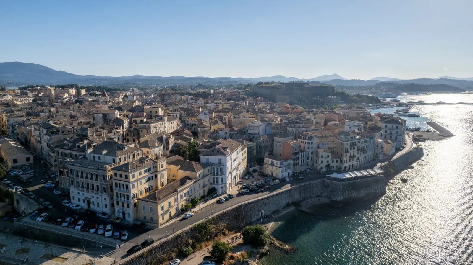 Vue aérienne de la vieille ville de Corfou, ses toits ocre et son front de mer