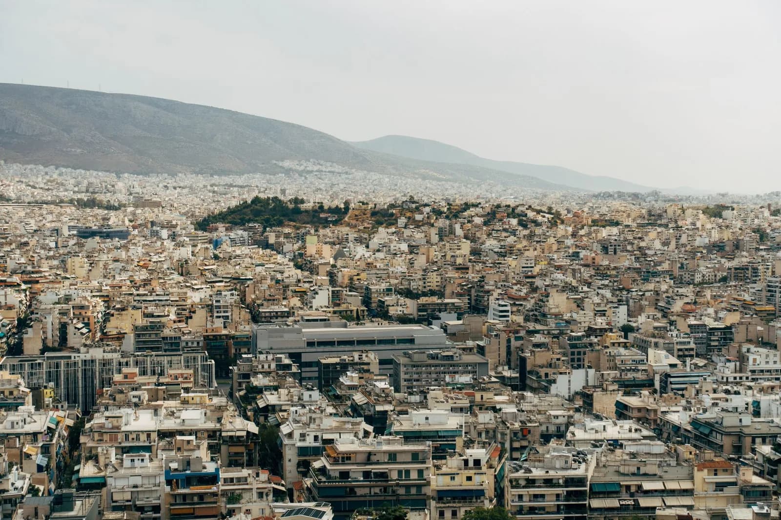 Immeubles résidentiels d'Athènes vus depuis les hauteurs, illustrant le coût du logement en Grèce