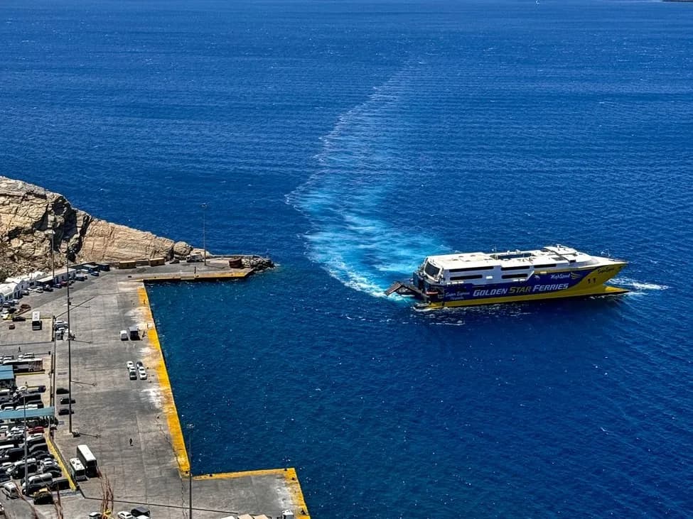 Ferry rapide accostant au port d'Athinios à Santorin, liaison entre deux étapes d'un itinéraire dans les Cyclades
