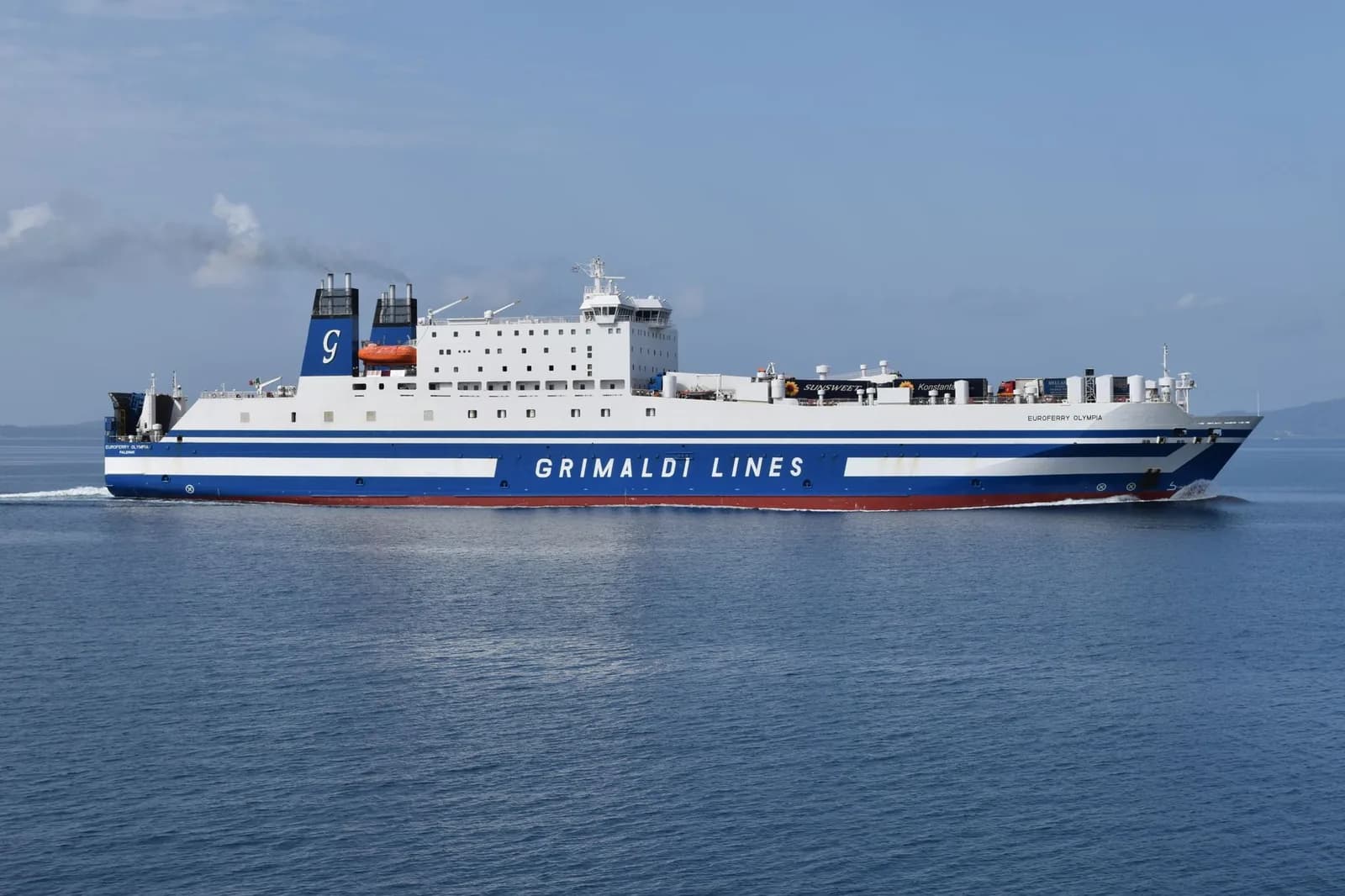 Un ferry Grimaldi Lines en pleine mer Adriatique sur la liaison entre l'Italie et la Grèce