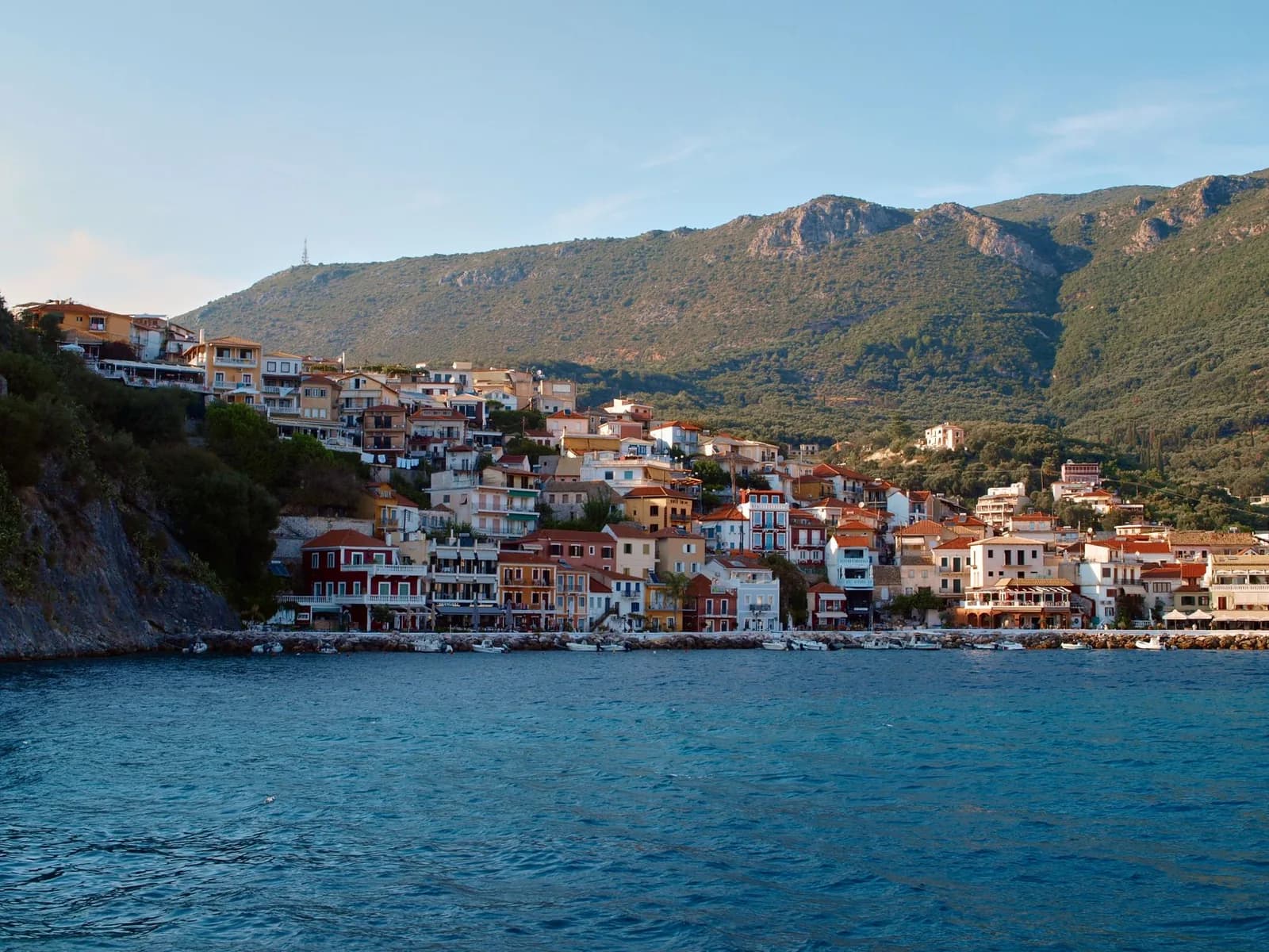 Village côtier grec aux maisons blanches surplombant la mer Égée