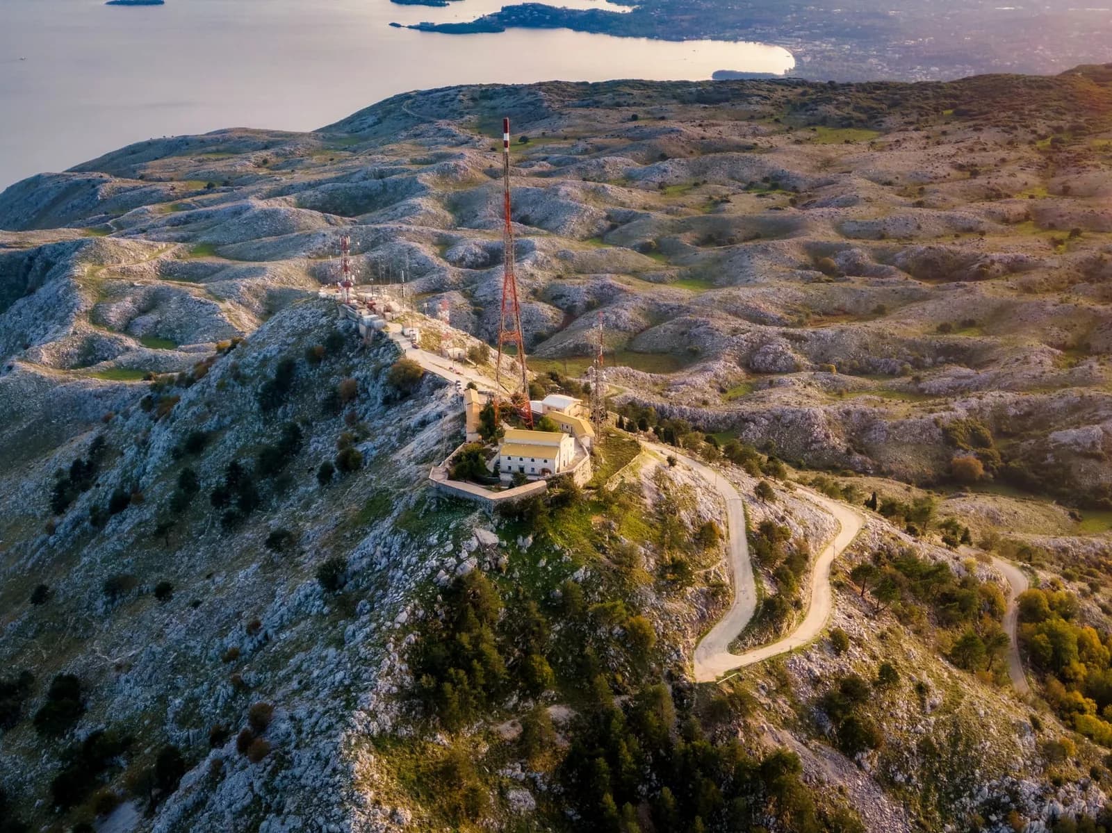 Pylônes de télécommunications au sommet du mont Pantokrator, à Corfou, dominant la mer
