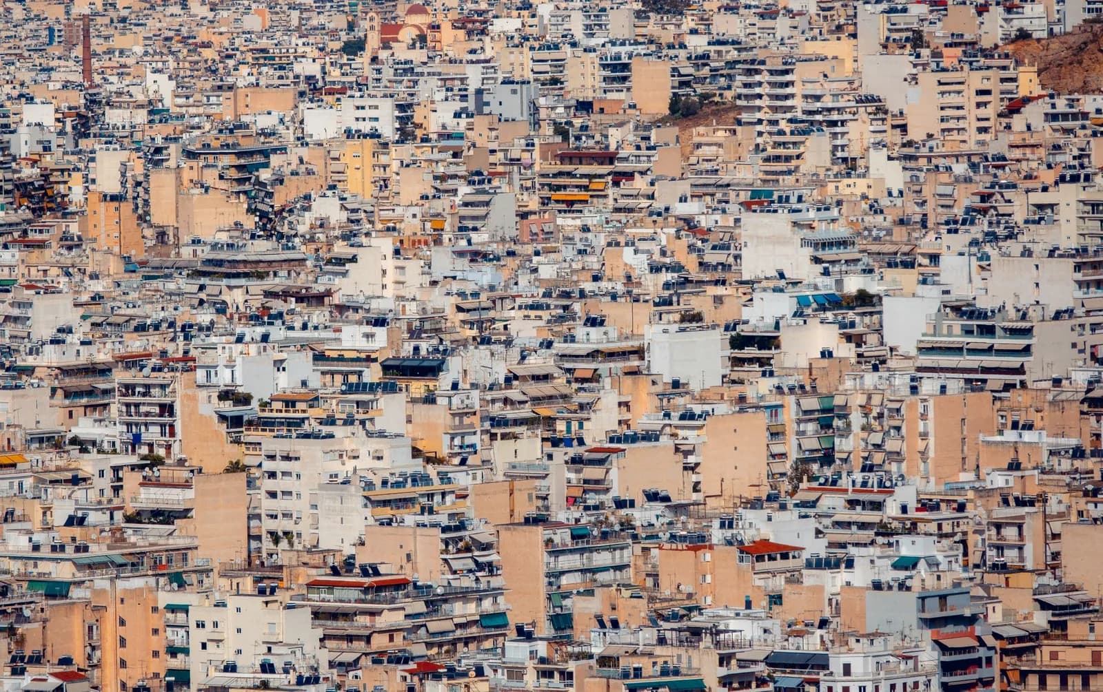 Toits d'Athènes hérissés d'antennes, de paraboles et de chauffe-eau solaires