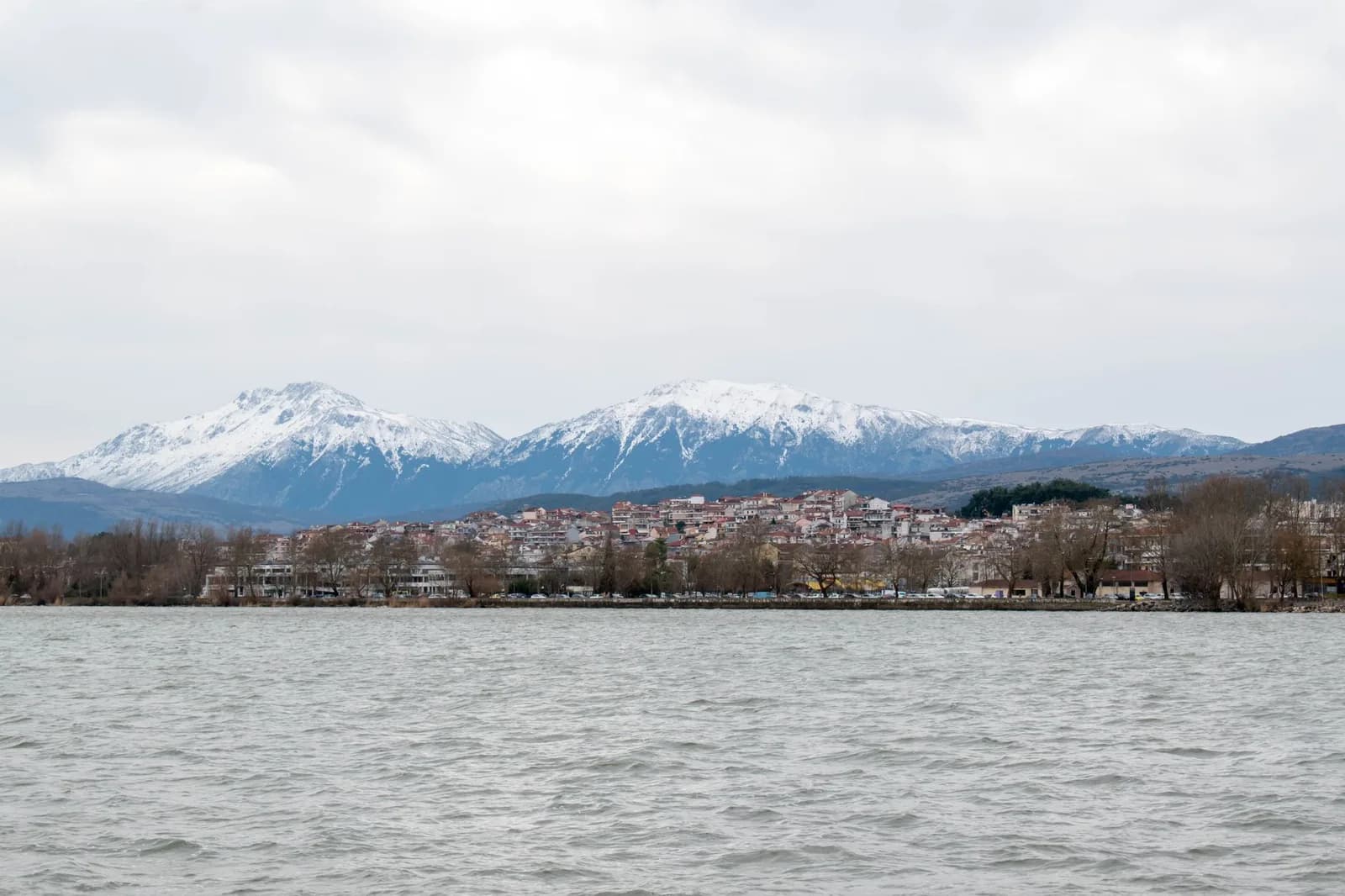 Ioannina vue depuis le lac Pamvotis, avec les montagnes enneigées de l'Épire derrière la ville