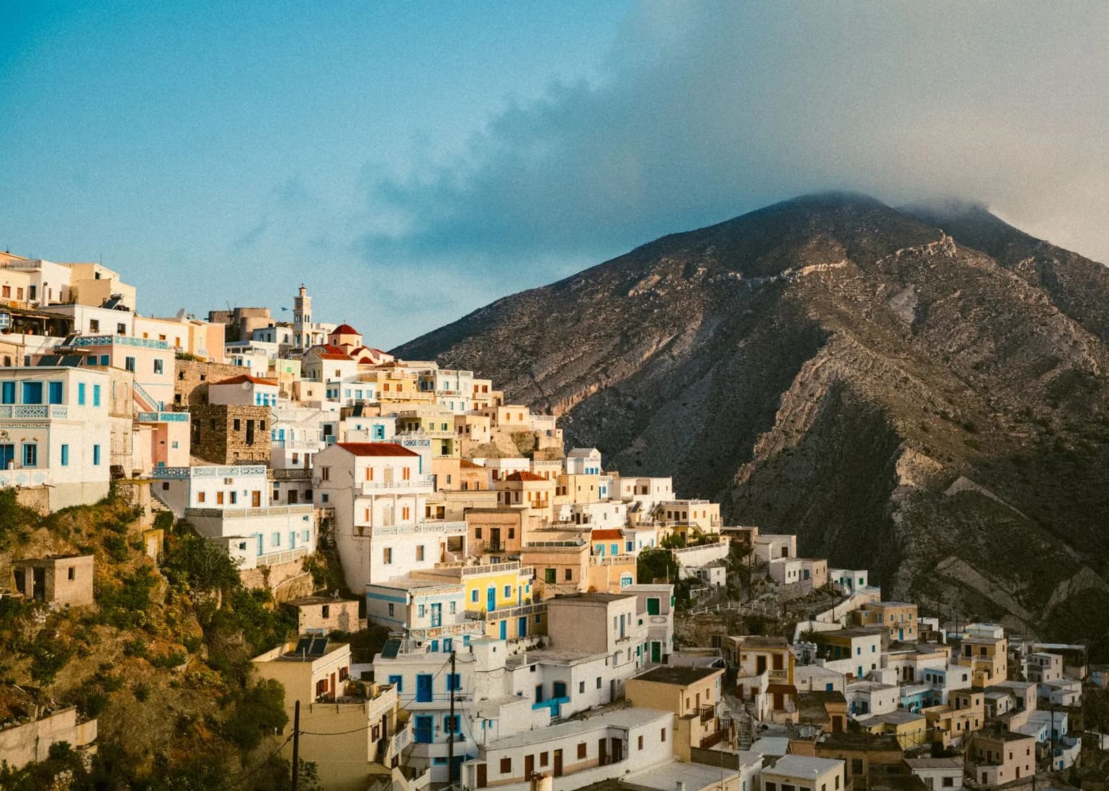 Le village d'Olympos accroché à la crête montagneuse du nord de Karpathos, ses maisons étagées au dessus de la mer