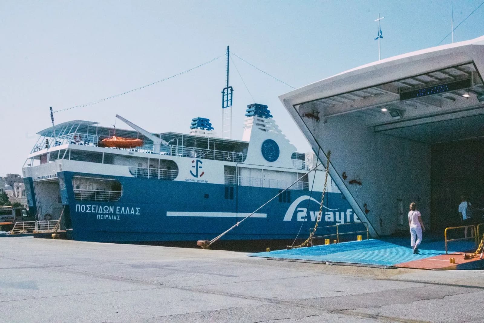 Ferry à quai au port du Pirée, rampe arrière ouverte pour l'embarquement des voitures
