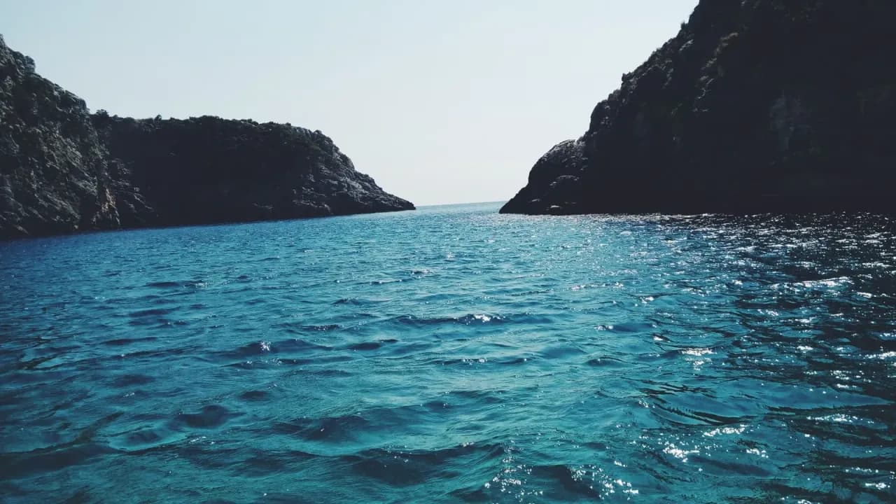 Littoral grec ensoleillé