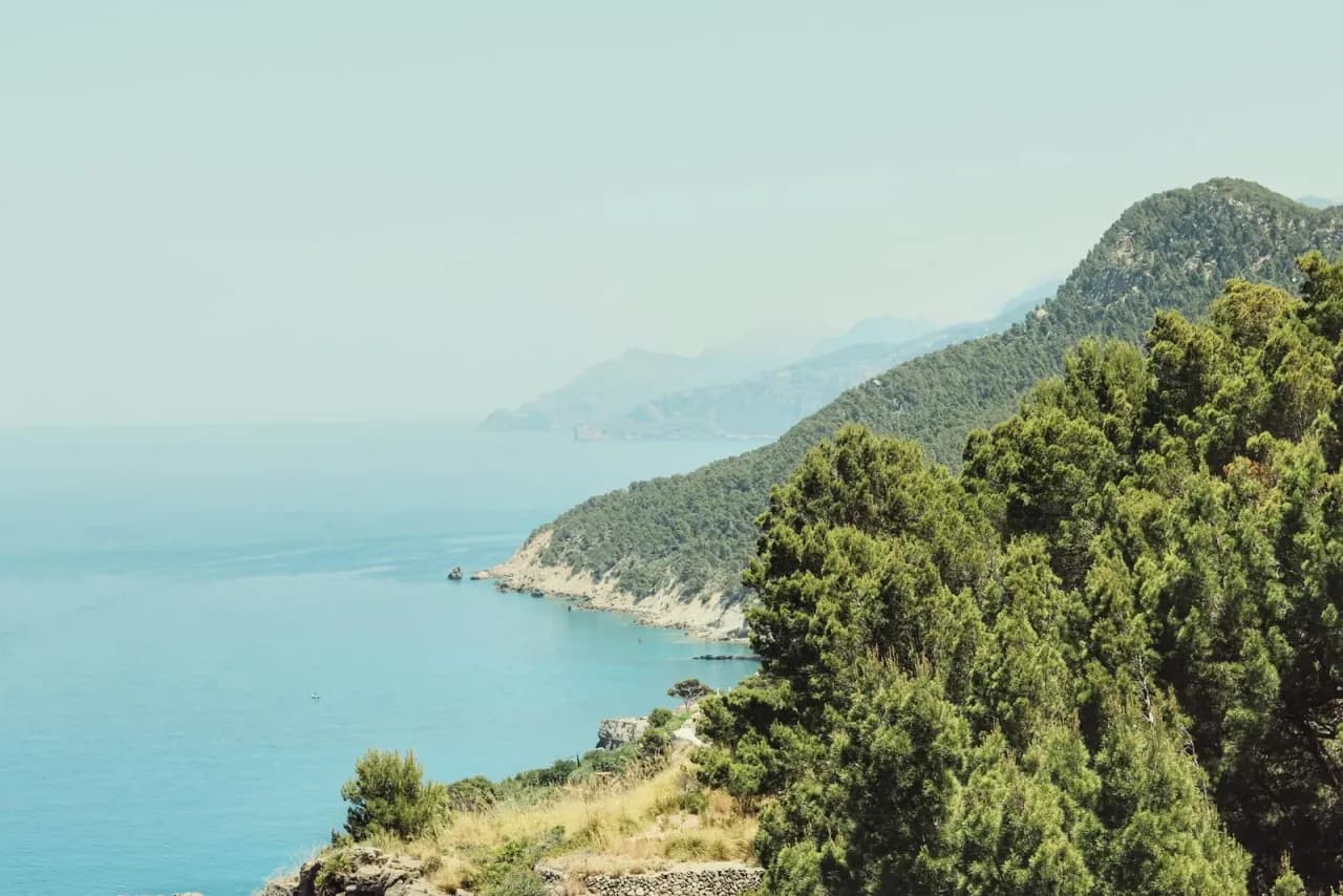 Vue magnifique sur la mer Méditerranée en Grèce