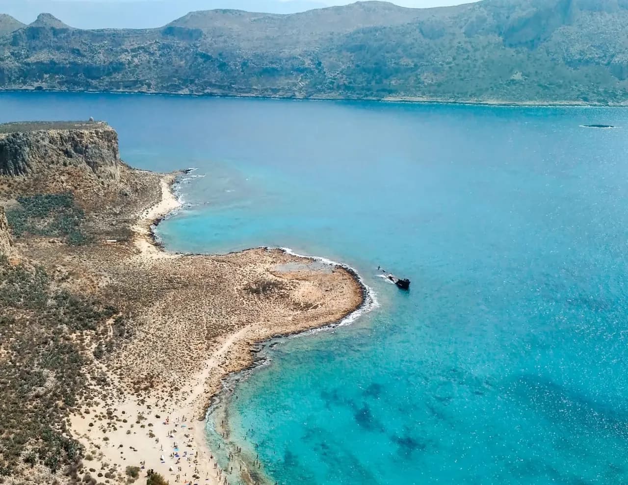 Mer turquoise sur la côte grecque