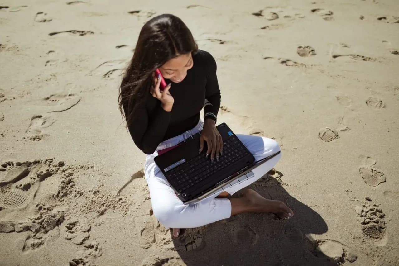 Digital Nomad travaillant face à la mer en Grèce