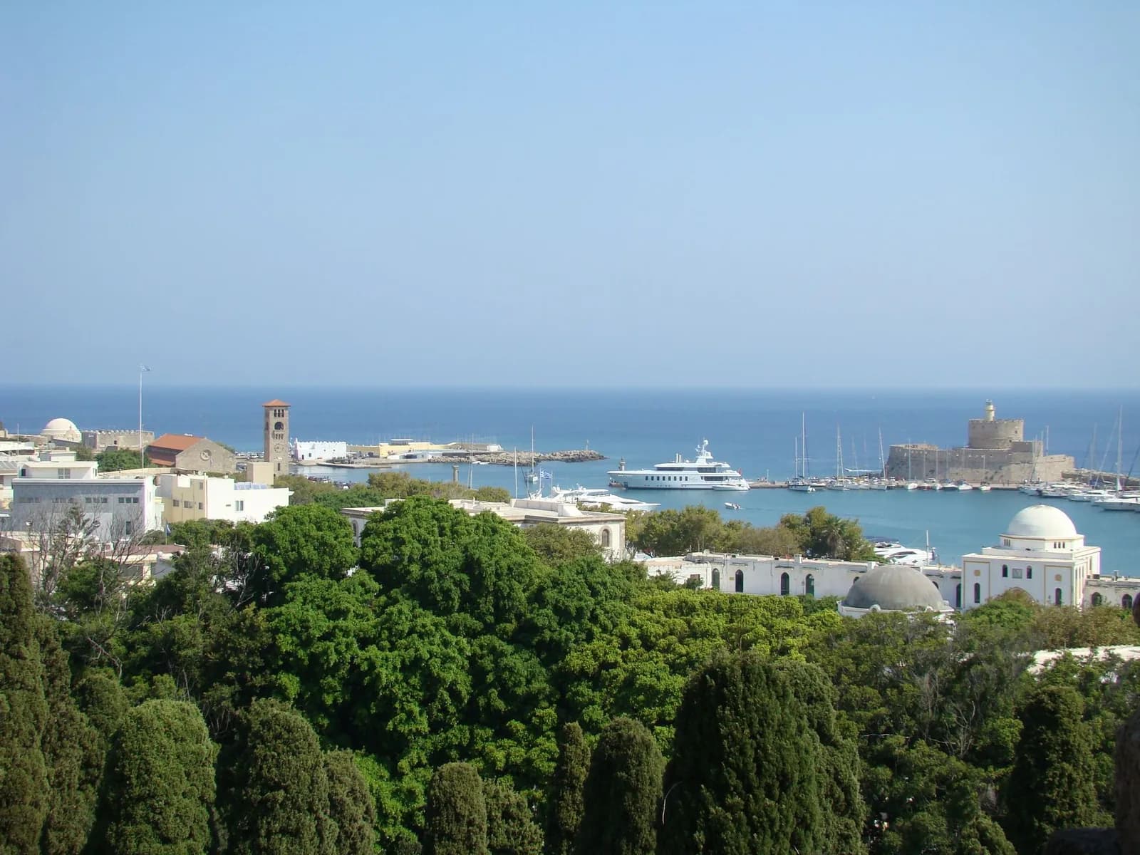 Le port de Mandraki à Rhodes, avec le fort de Saint-Nicolas, ses moulins et la vieille ville