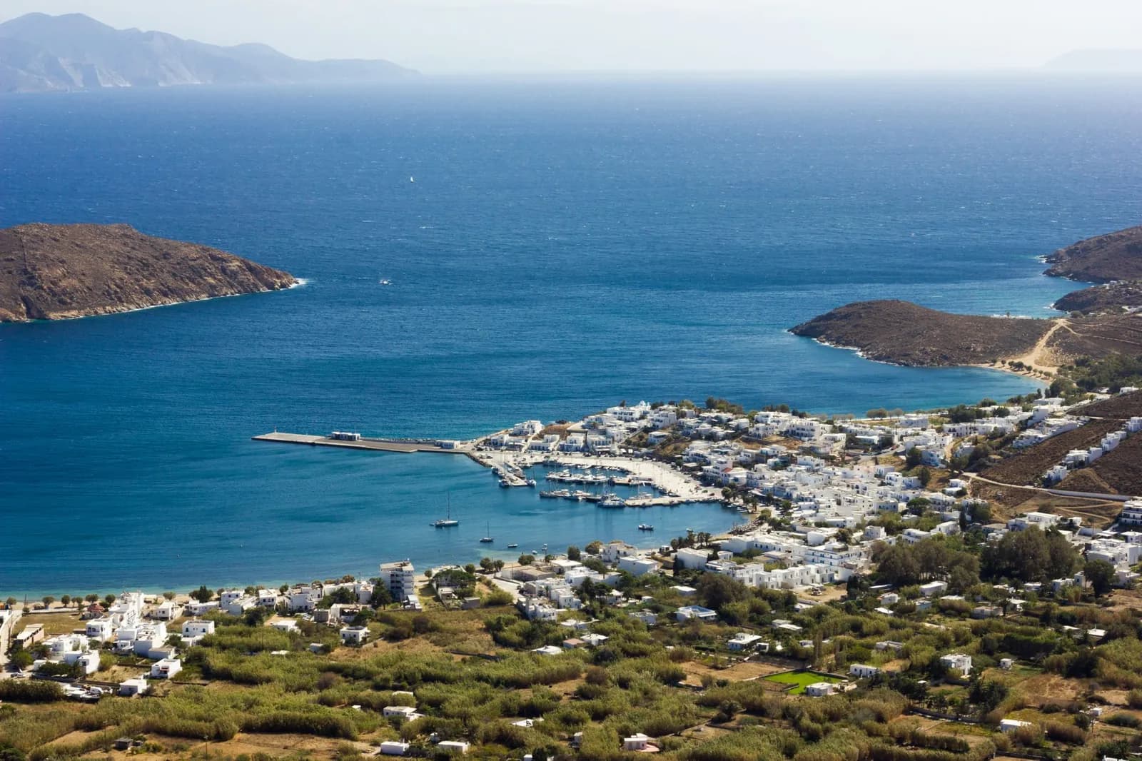 La baie de Livadi à Sérifos vue depuis les hauteurs de la Chora, avec le port, les maisons blanches au bord de l'eau et Sifnos à l'horizon