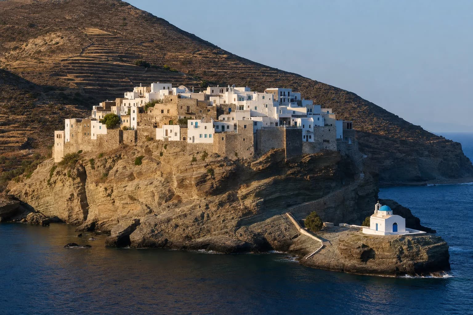 Le village médiéval de Kastro accroché à son promontoire au-dessus de la mer Égée, à Sifnos