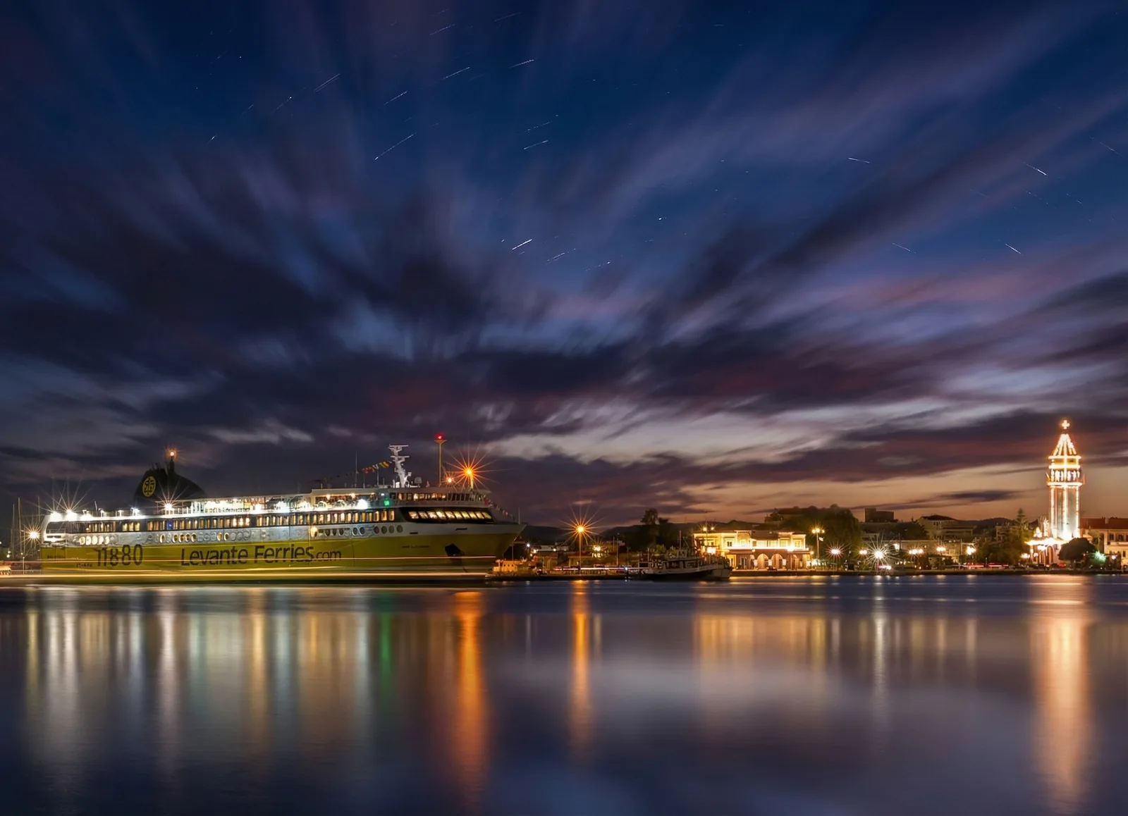 Le ferry Levante Ferries illuminé à quai dans le port de Zante à la tombée de la nuit