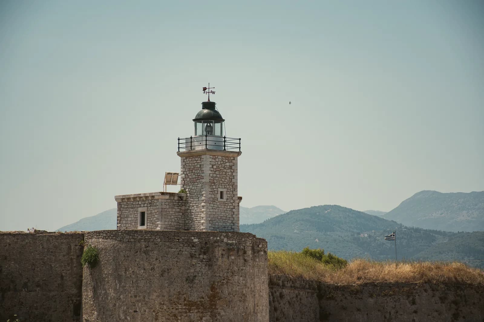 Le phare de pierre du fort d'Agia Mavra, qui garde l'entrée de Lefkada ville, avec les collines de l'île en arrière-plan