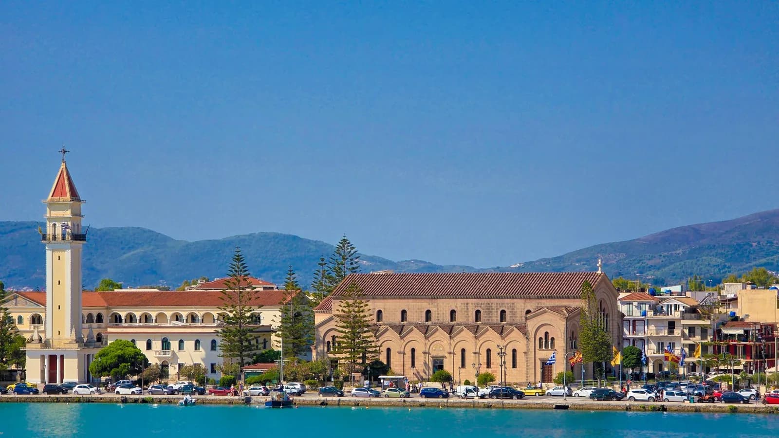 Front de mer de la ville de Zante avec le clocher d'Agios Dionysios, face à la baie et aux collines