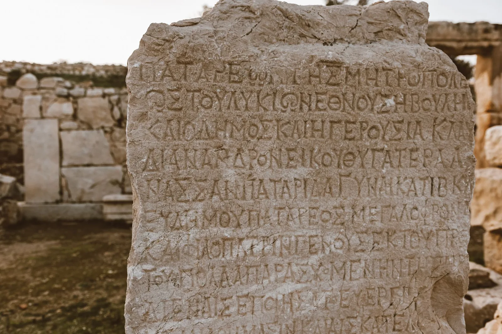 Inscription grecque antique gravée en lettres capitales dans un bloc de pierre sur un site archéologique