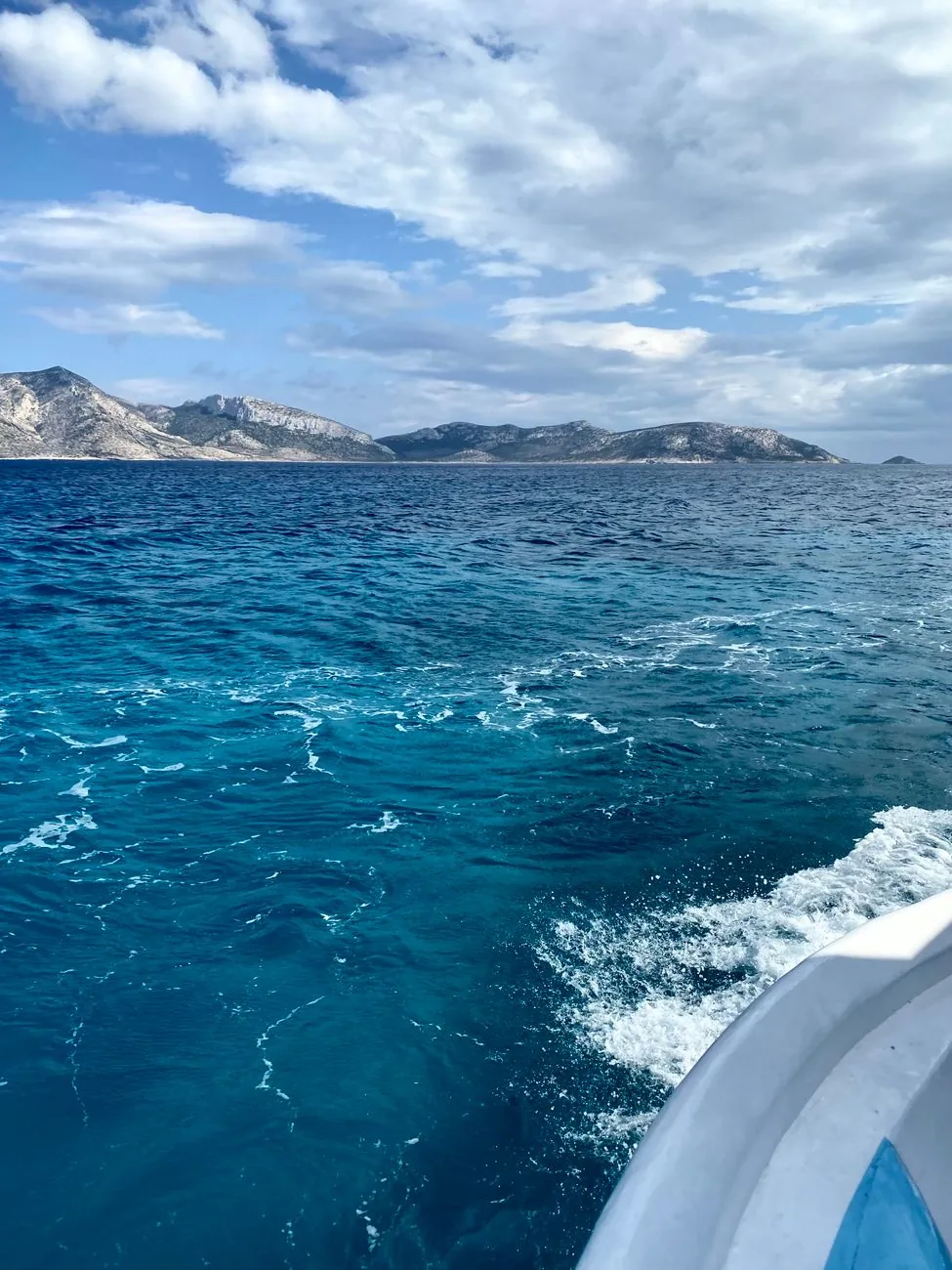 La mer Égée vue depuis le pont d'un bateau à l'approche des côtes arides d'Amorgos