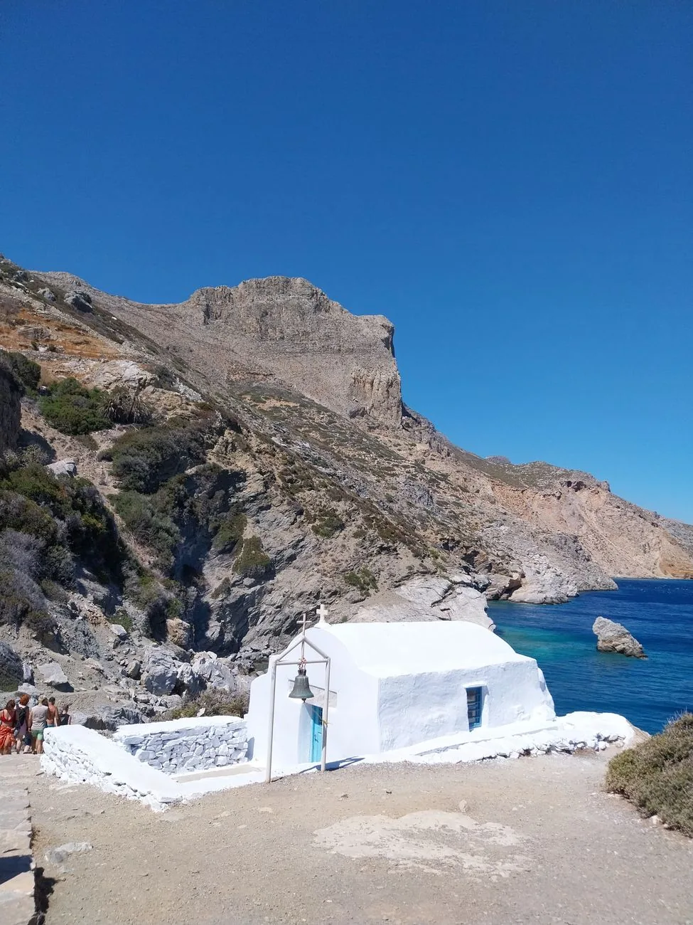 La chapelle blanche d'Agia Anna au bord de la crique de galets d'Amorgos, décor du film Le Grand Bleu