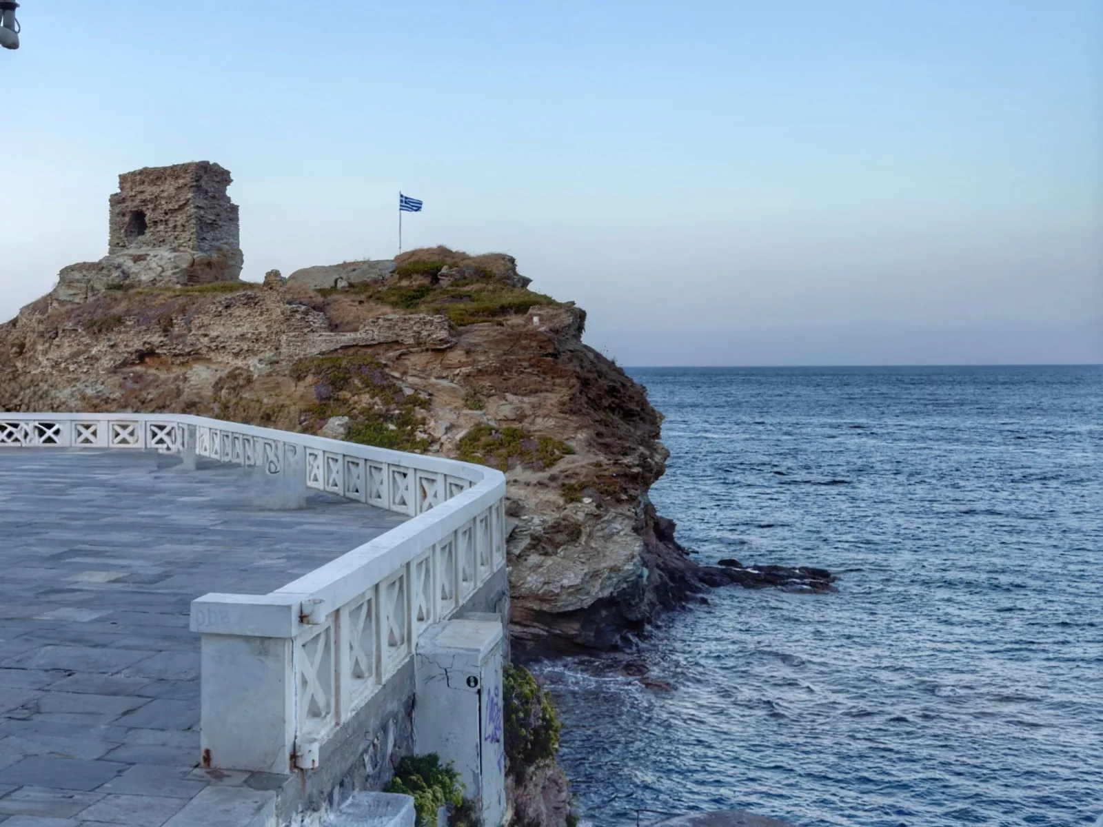 L'esplanade de marbre de la Chora d'Andros et les ruines du château vénitien, quartier où se trouvent les musées de l'île