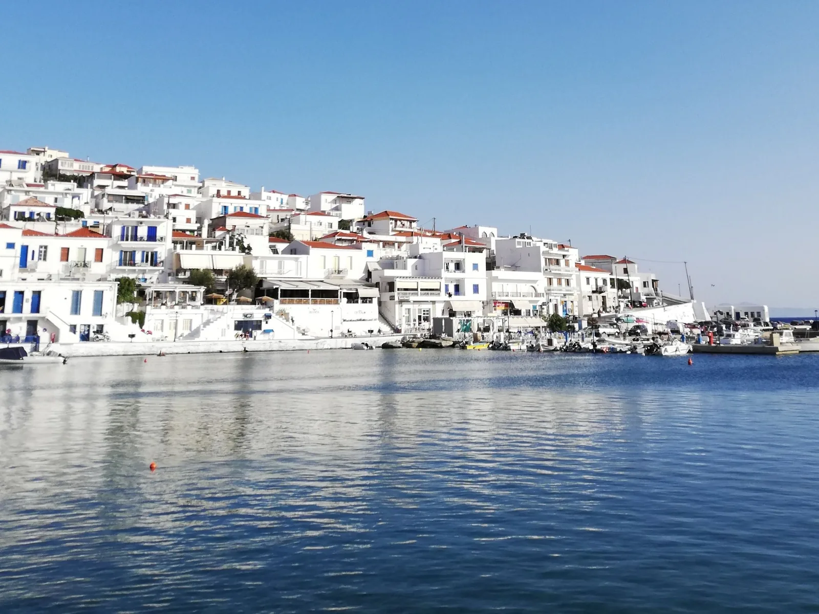 Barques de pêche et tavernes du front de mer de Batsi, station balnéaire de la côte ouest d'Andros