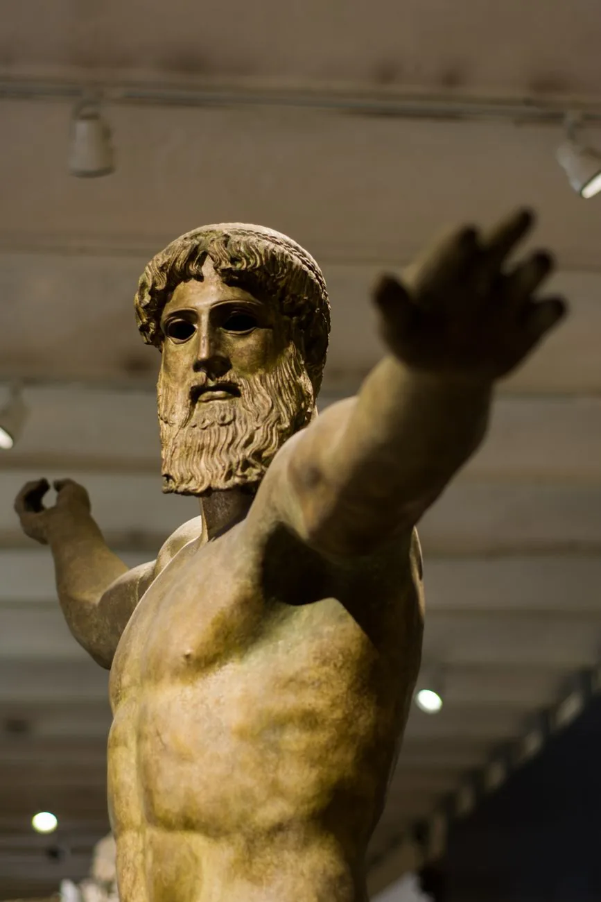 Le bronze de l'Artémision, statue antique au bras tendu, exposée au musée national archéologique d'Athènes