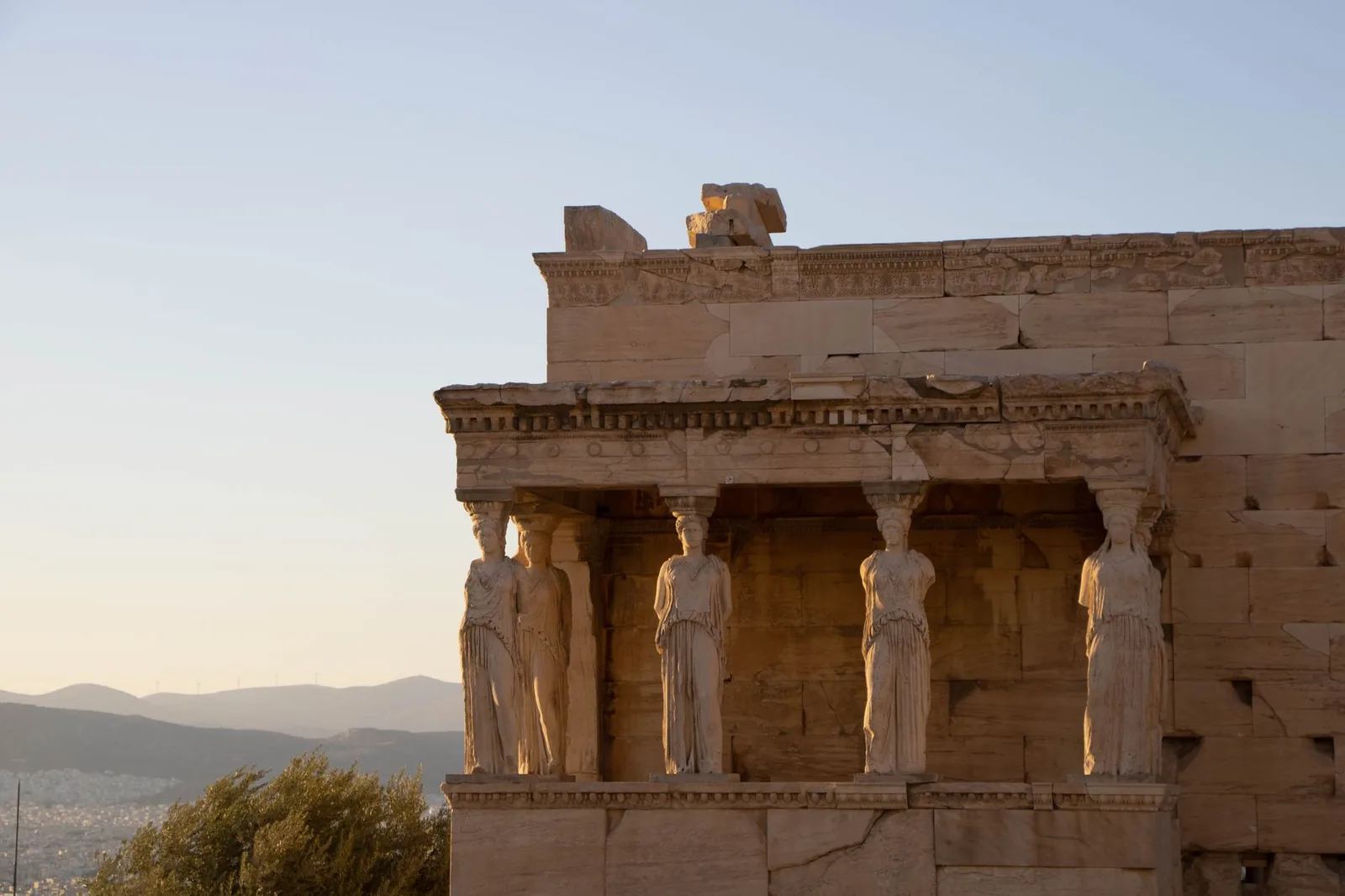 Le portique des cariatides de l'Érechthéion sur l'Acropole d'Athènes, éclairé par le soleil couchant
