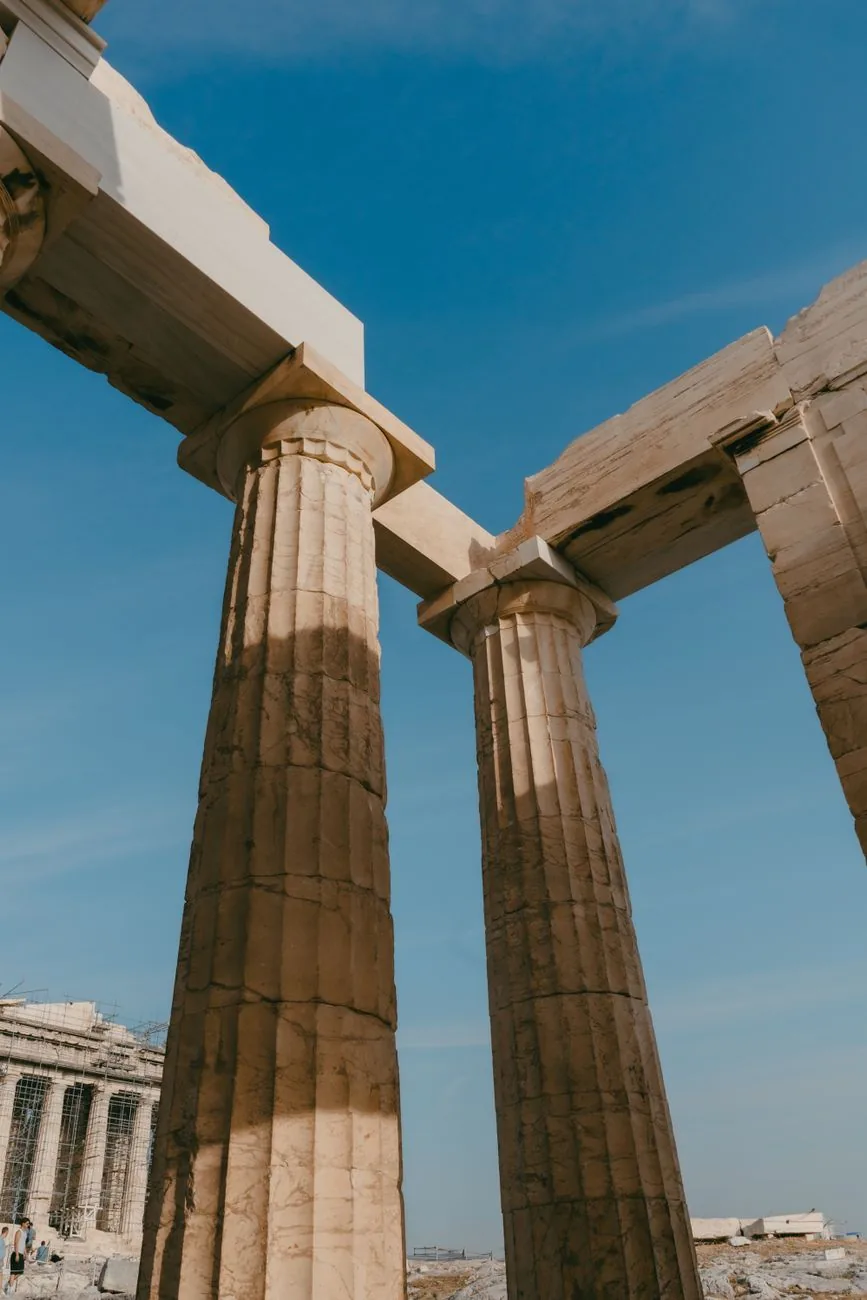 Colonnes doriques des Propylées de l'Acropole d'Athènes, avec le Parthénon en échafaudage à l'arrière-plan