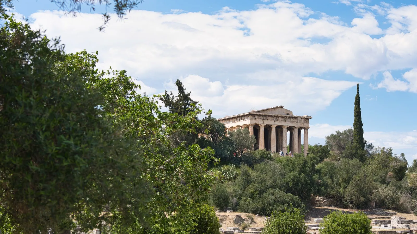 Le temple d'Héphaïstos vu depuis l'Agora antique d'Athènes, entouré d'oliviers et de cyprès
