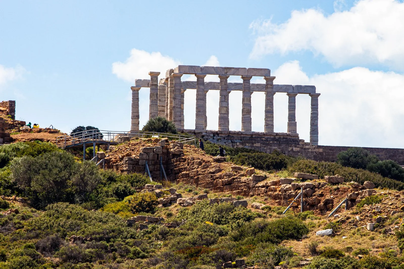 Le temple de Poséidon au cap Sounion, posé sur son promontoire au-dessus de la mer Égée, au sud d'Athènes