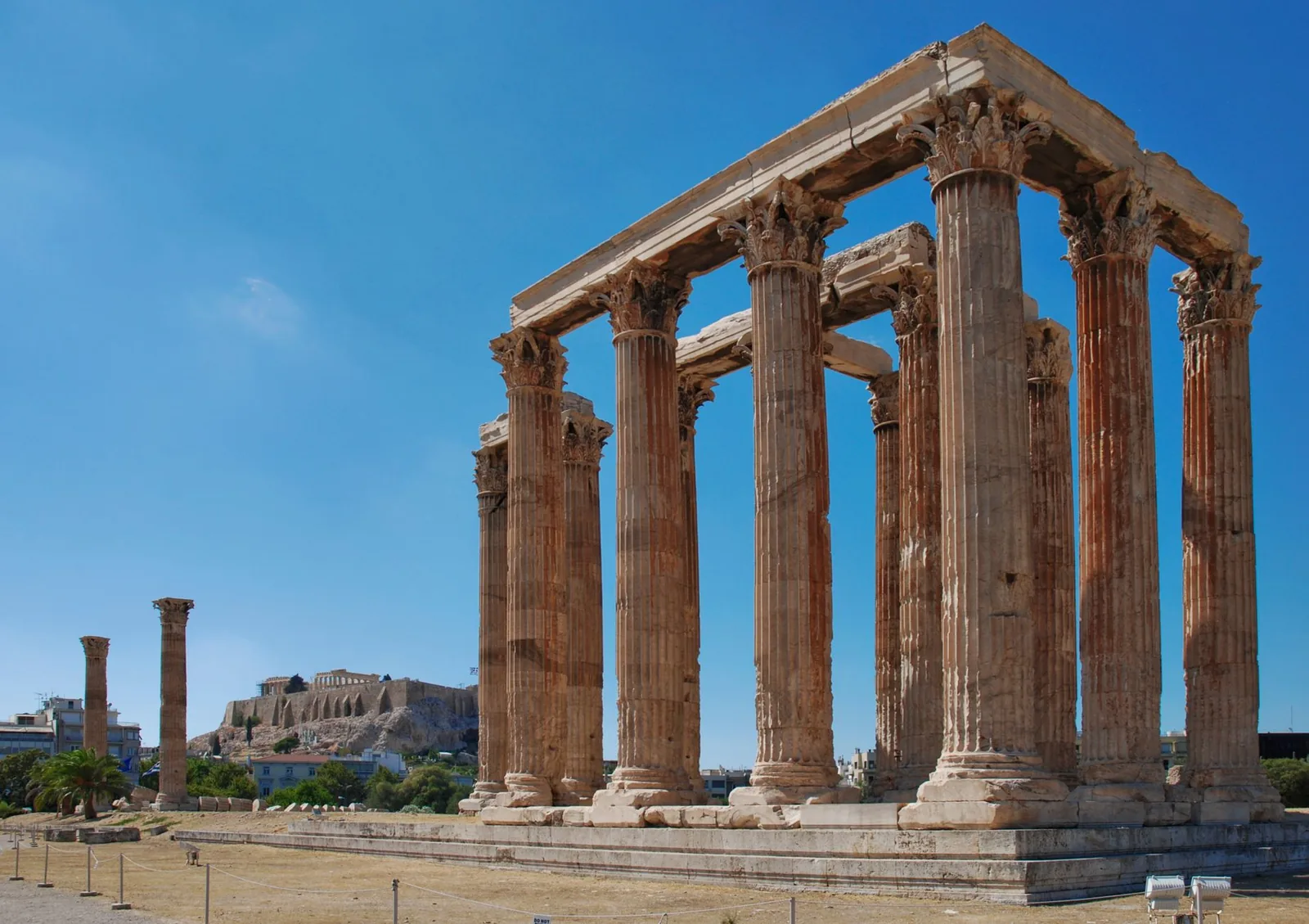 Les colonnes corinthiennes du temple de Zeus olympien à Athènes, avec le rocher de l'Acropole en arrière-plan