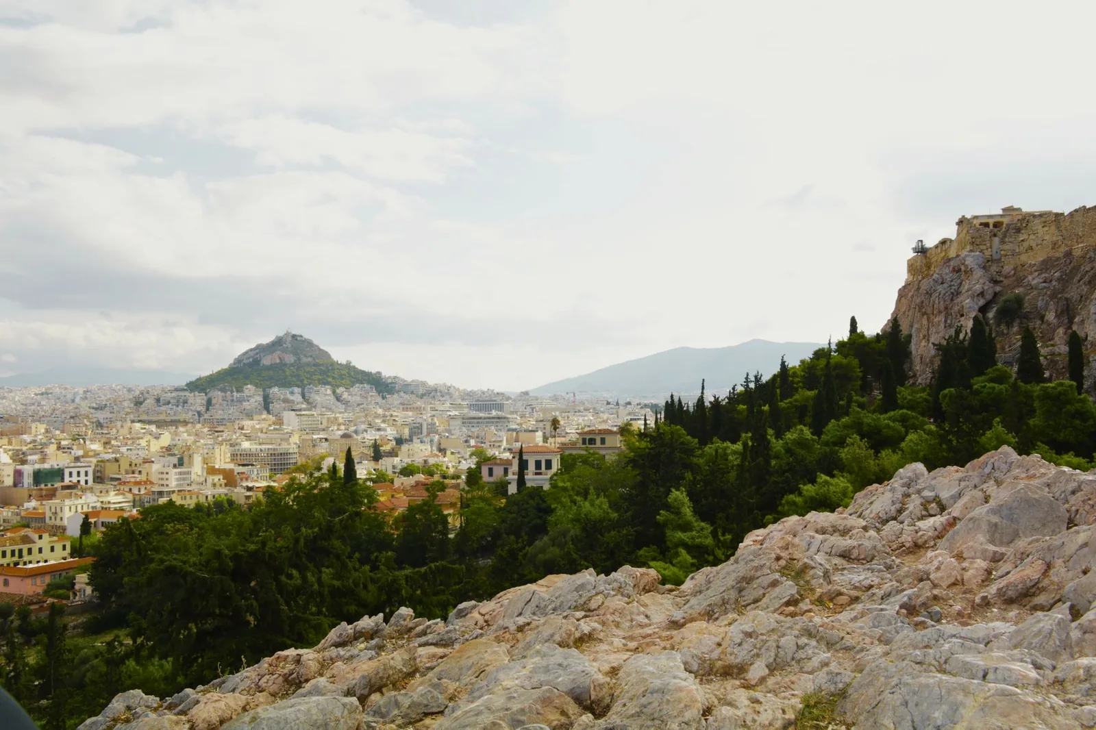 Vue sur Athènes depuis une colline du centre, avec le mont Lycabette au fond et le rocher de l'Acropole à droite