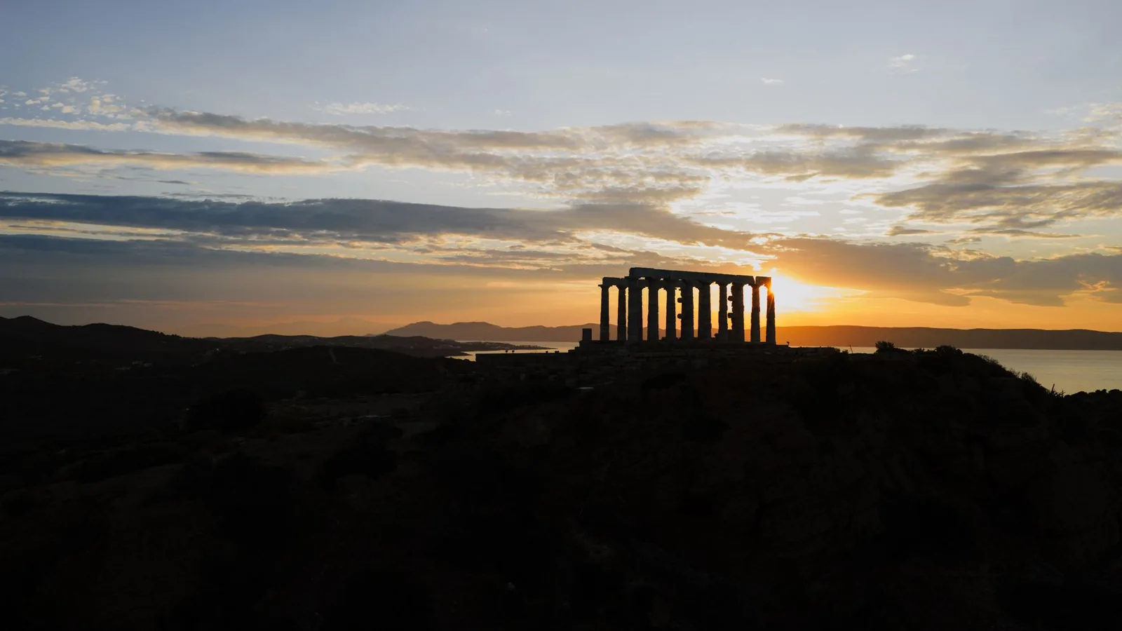 Silhouette du temple de Poséidon au coucher du soleil sur la mer Égée, au cap Sounion