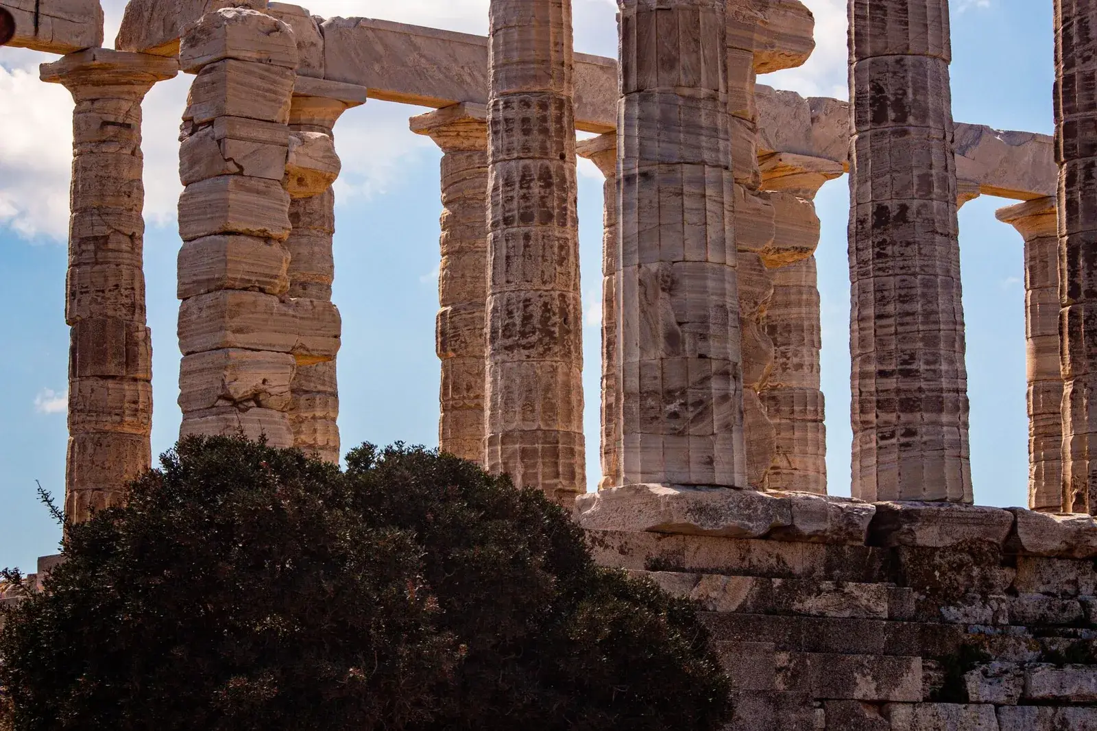 Gros plan sur les cannelures et le marbre patiné d'une colonne du temple de Poséidon à Sounion
