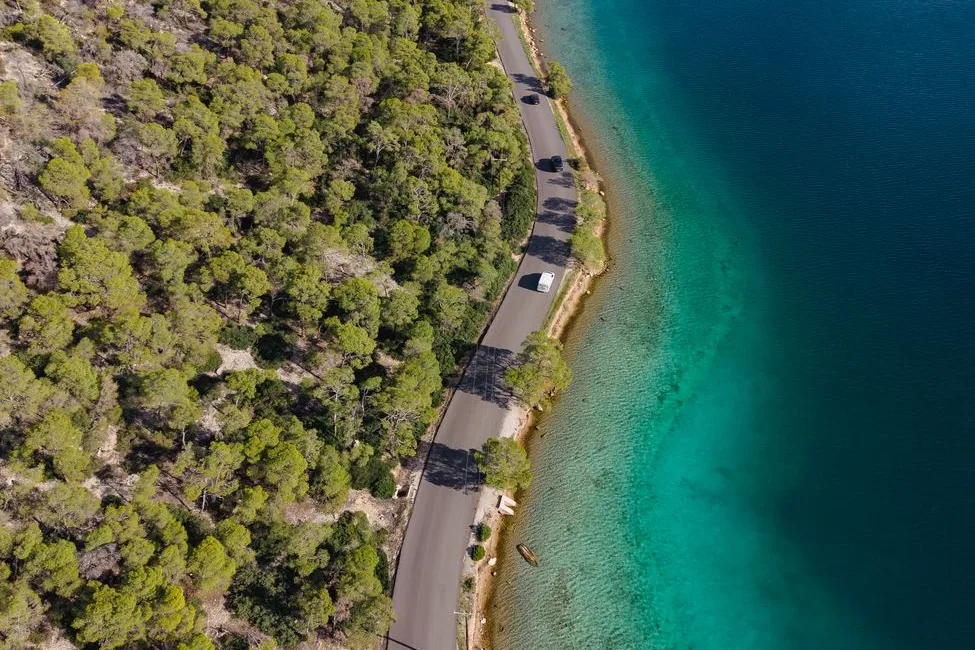 Route côtière sinueuse de la Riviera athénienne près de Vouliagmeni, en Attique