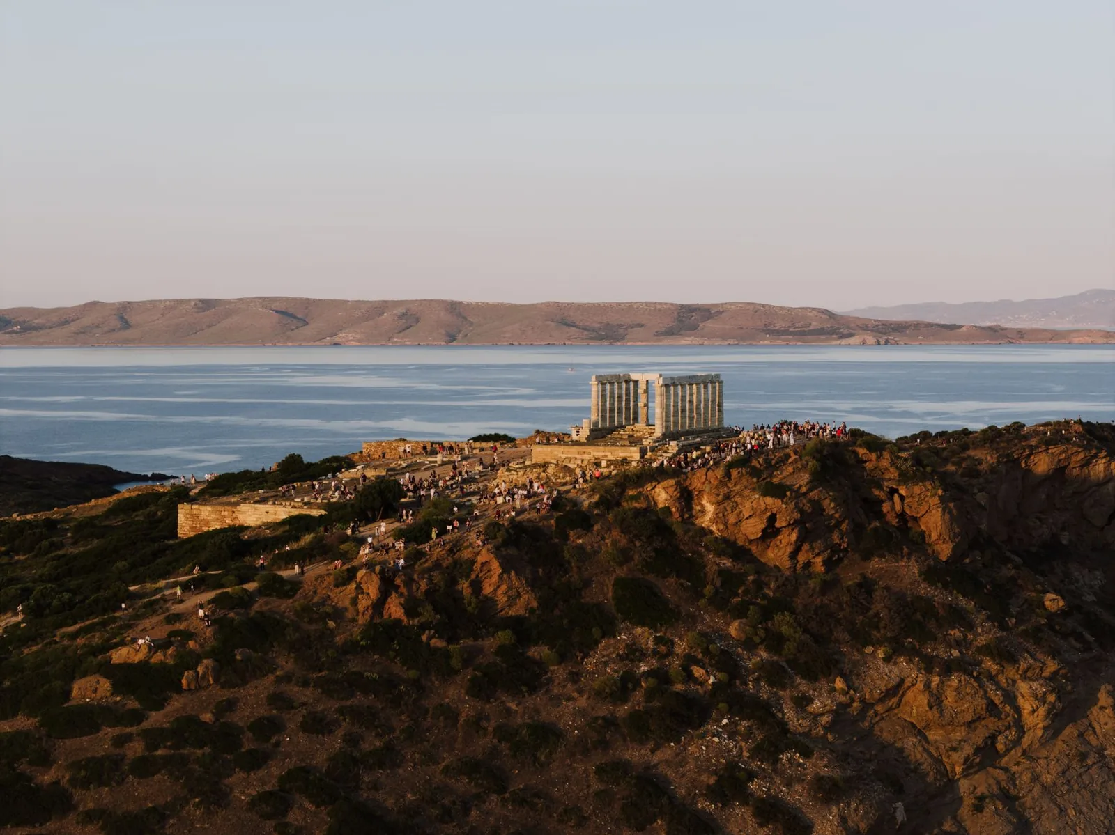 Vue aérienne de la baie et de la côte du cap Sounion depuis le promontoire du temple