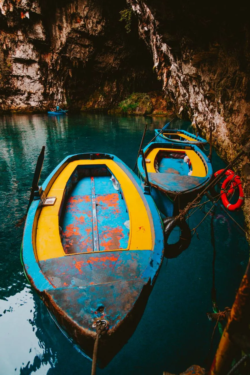 Les barques colorées du lac souterrain de la grotte de Melissani, près de Sami, à Céphalonie