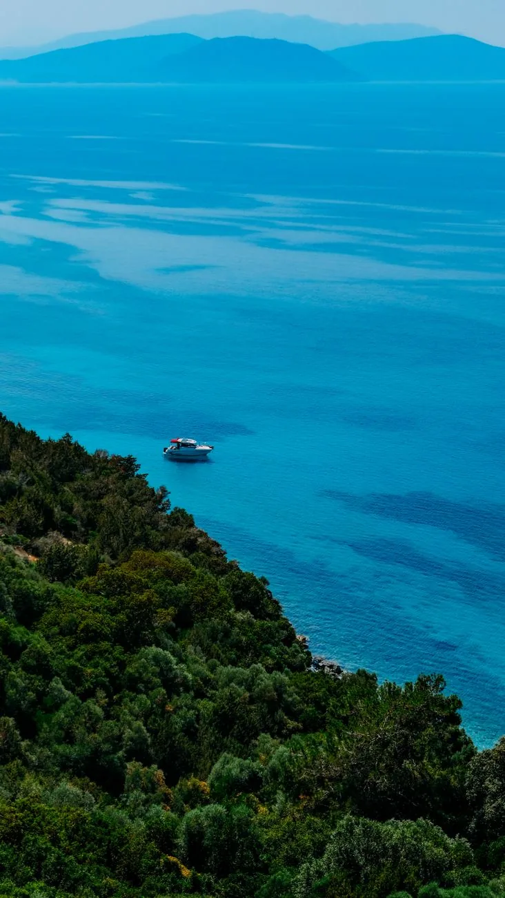 Les versants densément boisés de Céphalonie plongeant vers la mer Ionienne, autour du massif du mont Ainos