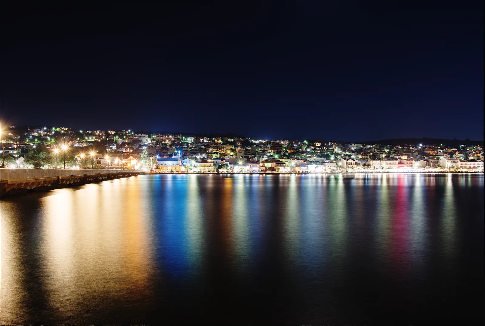 Le front de mer d'Argostoli illuminé le soir et ses reflets dans la baie, à Céphalonie