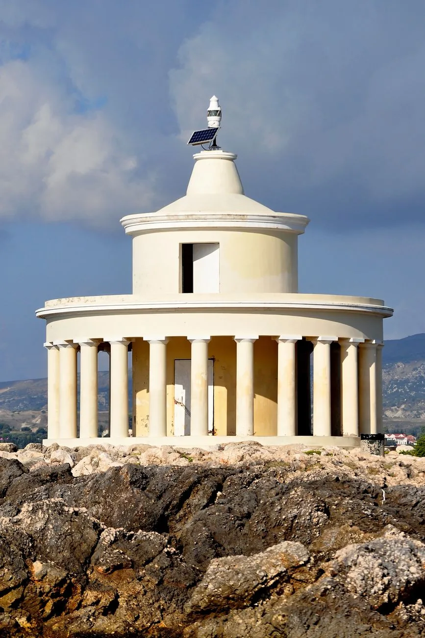 Le phare rond à colonnes de Saint-Théodore posé sur les rochers de la presqu'île de Lassi, à Argostoli