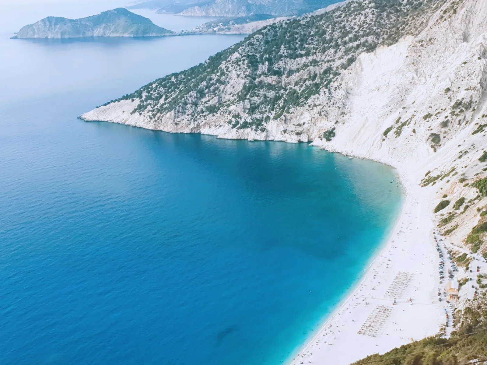 La plage de Myrtos, croissant de galets blancs entre des falaises calcaires, sur la côte ouest de Céphalonie