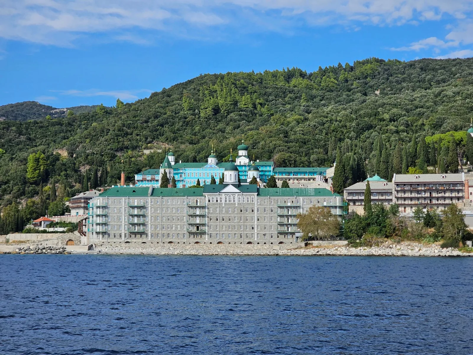 Monastère orthodoxe en bord de mer sur la péninsule du Mont Athos, Chalcidique