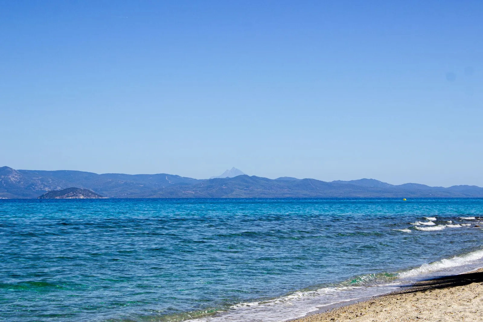 Plage de Chalcidique avec le sommet du mont Athos visible au loin