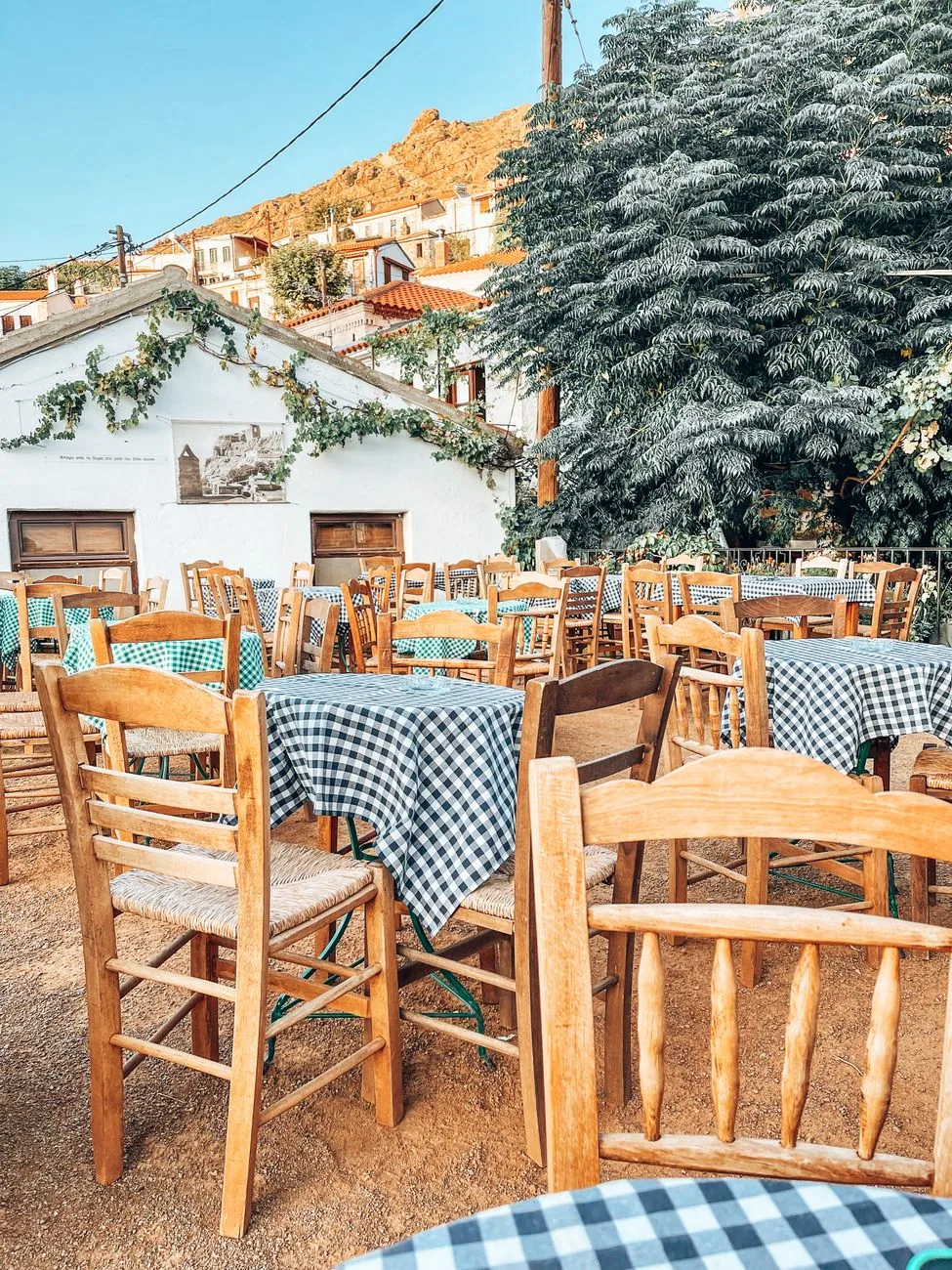 Terrasse de taverne dans un village de l'arrière-pays de Chalcidique