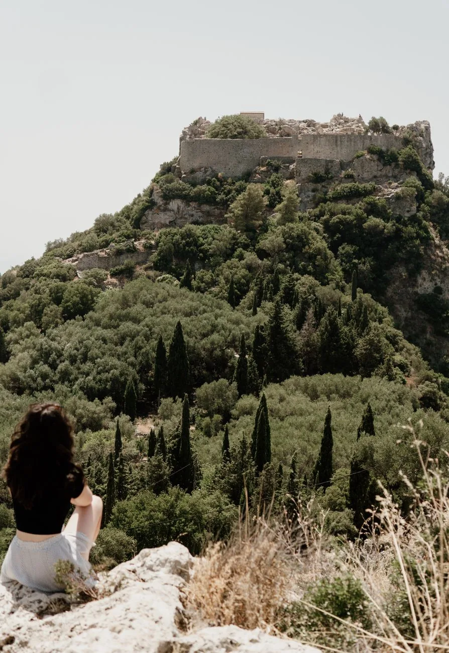 La forteresse byzantine d'Angelokastro perchée sur son piton rocheux à Corfou