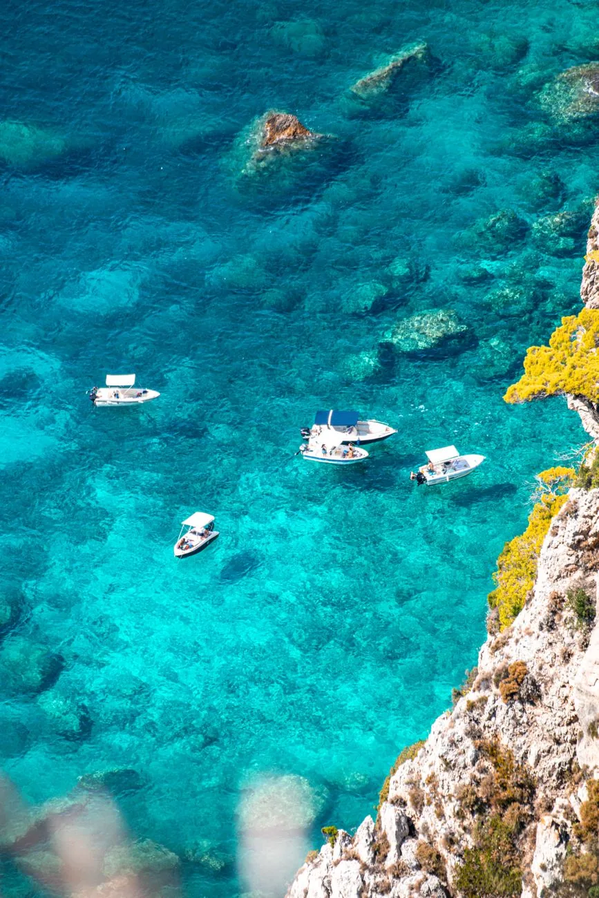 Bateaux sur les eaux turquoise de la baie de Paleokastritsa à Corfou