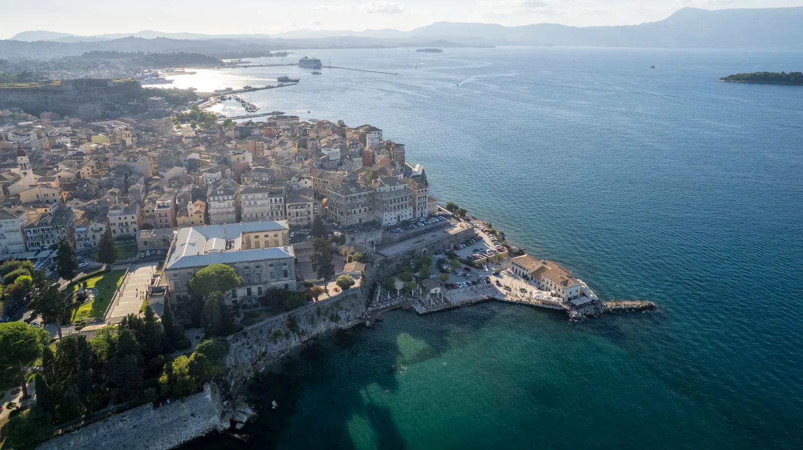 Le front de mer de la vieille ville de Corfou vu du ciel, avec ses palais et ses remparts