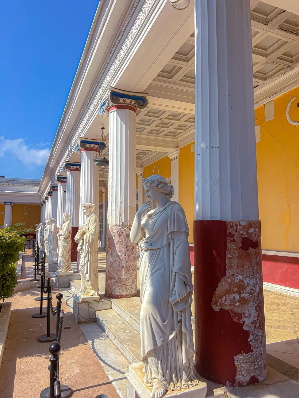 Le péristyle aux statues des Muses de l'Achilleion, palais de l'impératrice Sissi à Corfou